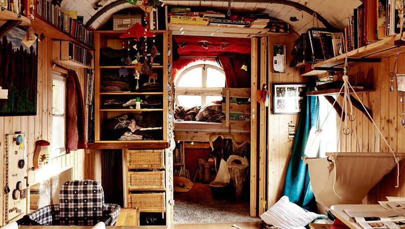 Ein Wohnzimmer auf dem „Hin und weg“-Platz, in einem Bauwagen, klar. Ein Wohnzimmer auf dem „Hin und weg“-Platz, in einem Bauwagen, klar.