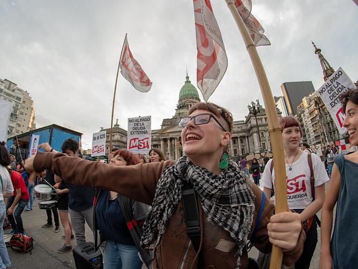 Junge Menschen protestieren vor dem argentinischen Kongress in Buenos Aires gegen den G20-Gipfel.