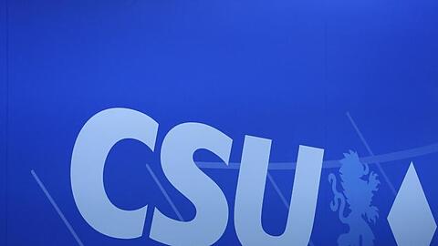 Das Logo der CSU. Foto: Daniel Karmann/dpa/Archivbild