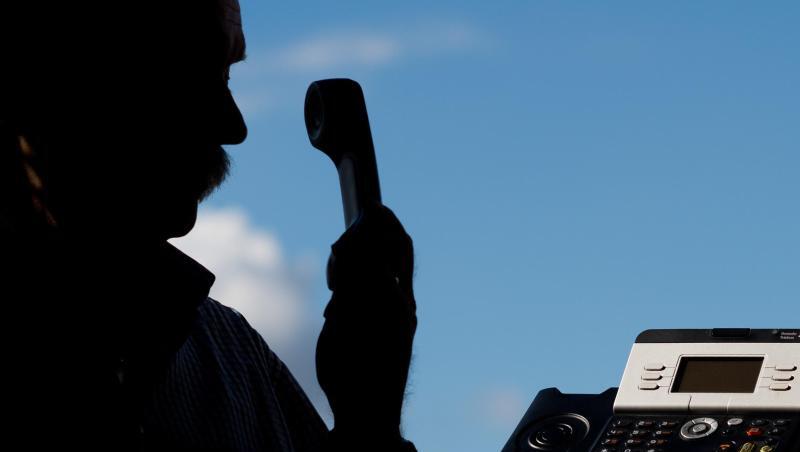 Ein Mann hält einen Telefonhörer in der Hand. Foto: Julian Stratenschulte/Archiv Ein Mann hält einen Telefonhörer in der Hand. Foto: Julian Stratenschulte/Archiv