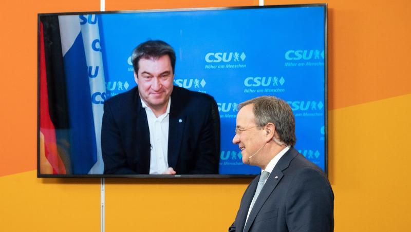Armin Laschet, Ministerpräsident von Nordrhein-Westfalen und Landesvorsitzender der CDU in Nordrhein-Westfalen, steht in einem Studio in Köln, während CSU-Chef Markus Söder zugeschaltet ist.