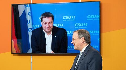 Armin Laschet, Ministerpräsident von Nordrhein-Westfalen und Landesvorsitzender der CDU in Nordrhein-Westfalen, steht in einem Studio in Köln, während CSU-Chef Markus Söder zugeschaltet ist.