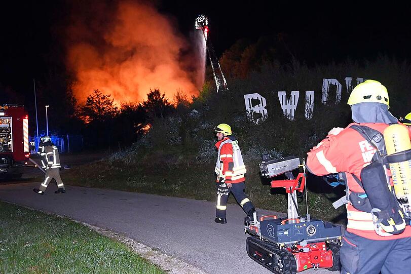 Insgesamt waren über 150 Einsatzkräfte vor Ort.  Am Ende stürzte die Holzhalle vollständig ein.