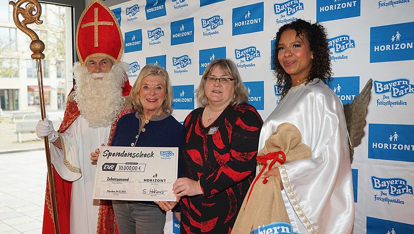 Promi-Nikolaus übergibt an Jutta Speidel die Spende vom "Bayern Park". Mit dabei ist auch Silke Holzner (r. neben Jutta Speidel), Geschäftsführerin des Erlebnisparks. Promi-Nikolaus übergibt an Jutta Speidel die Spende vom "Bayern Park". Mit dabei ist auch Silke Holzner (r. neben Jutta Speidel), Geschäftsführerin des Erlebnisparks.