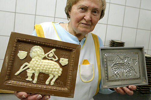Friedl Flachenecker und eine ihrer Schokoladen-Lammtafel. Seit 26 Jahren kreieren die Flacheneckers die Köstlichkeiten.