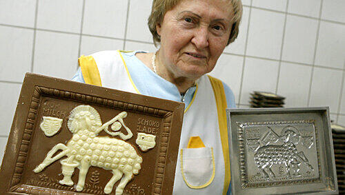 Friedl Flachenecker und eine ihrer Schokoladen-Lammtafel. Seit 26 Jahren kreieren die Flacheneckers die Köstlichkeiten.