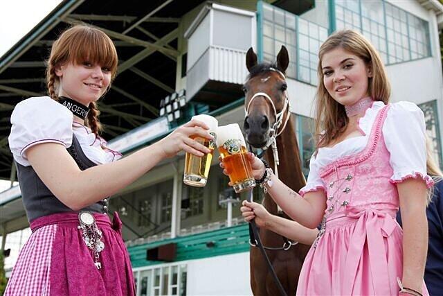 Und die Pferde laufen auch! Die Models Antonia (l.) und Olivia freuen sich schon auf den &bdquo;Tag der Tracht&ldquo; in Riem.