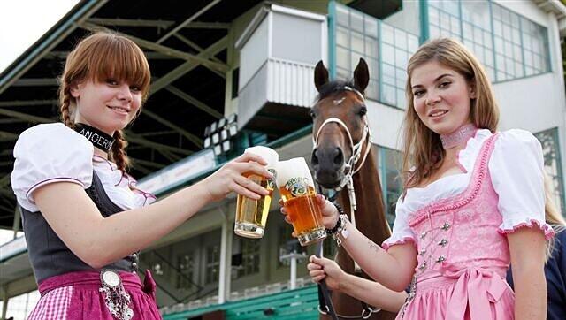 Und die Pferde laufen auch! Die Models Antonia (l.) und Olivia freuen sich schon auf den „Tag der Tracht“ in Riem. Und die Pferde laufen auch! Die Models Antonia (l.) und Olivia freuen sich schon auf den „Tag der Tracht“ in Riem.