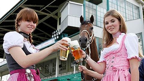 Und die Pferde laufen auch! Die Models Antonia (l.) und Olivia freuen sich schon auf den &bdquo;Tag der Tracht&ldquo; in Riem.