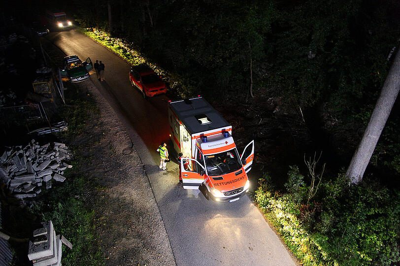 Tragischer Unfall auf der A8: In der Dunkelheit merkten zwei Brüder nicht, dass sie auf einer Brücke standen. Sie kletterten über die Leitplanke und stürzten sofort in die Tiefe. Im Bild: Feuerwehr und BRK am Unfallort.
