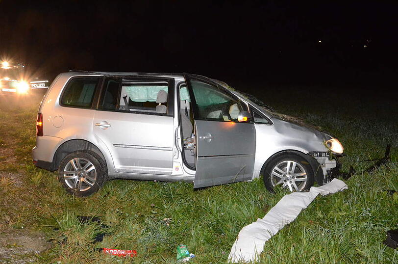Überholmanöver zum falschen Moment: Zwei Autos krachen frontal ineinander, die beiden Fahrer sind verletzt.