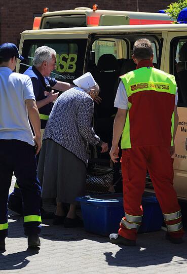 Das Gelände der Pfeifferschen Stiftungen in Magdeburg (Sachsen-Anhalt) musste am Freitag evakuiert werden. Mehrere Hundert Pflegebedürftige und Kranke aus dem ostelbischen Krankenhaus werden vor dem Elbe-Hochwasser in Sicherheit gebracht. In Magdeburg steigt das Hochwasser der Elbe deutlich schneller und vermutlich höher als erwartet.