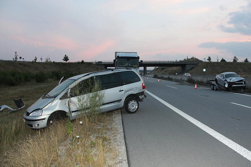 Horror-Crash auf der A 94: Bilder vom Unfallort.