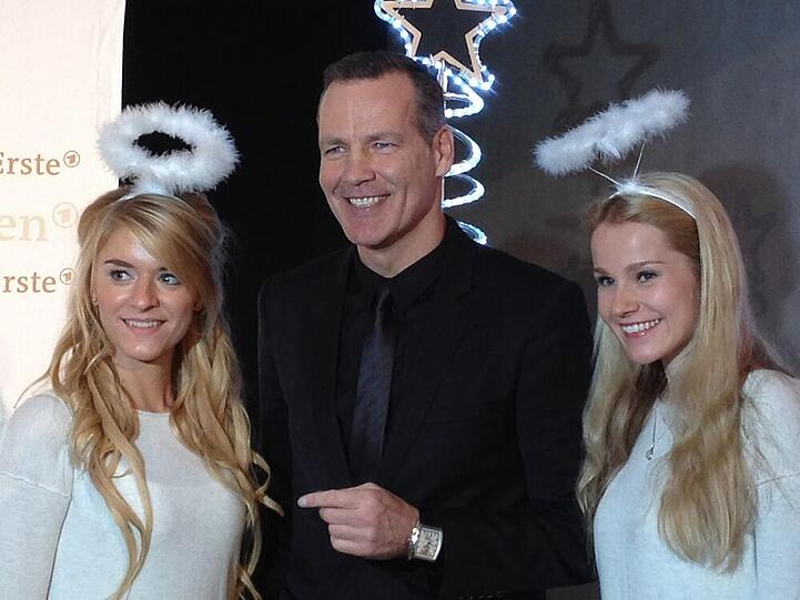 Henry Maske und zwei Weihnachts-Engel beim ARD-Adventsessen