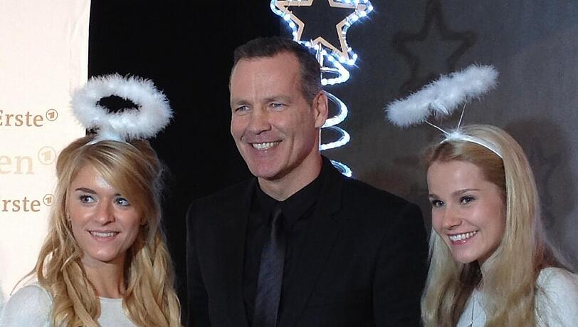 Henry Maske und zwei Weihnachts-Engel beim ARD-Adventsessen