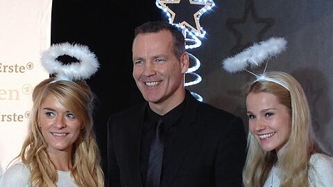 Henry Maske und zwei Weihnachts-Engel beim ARD-Adventsessen