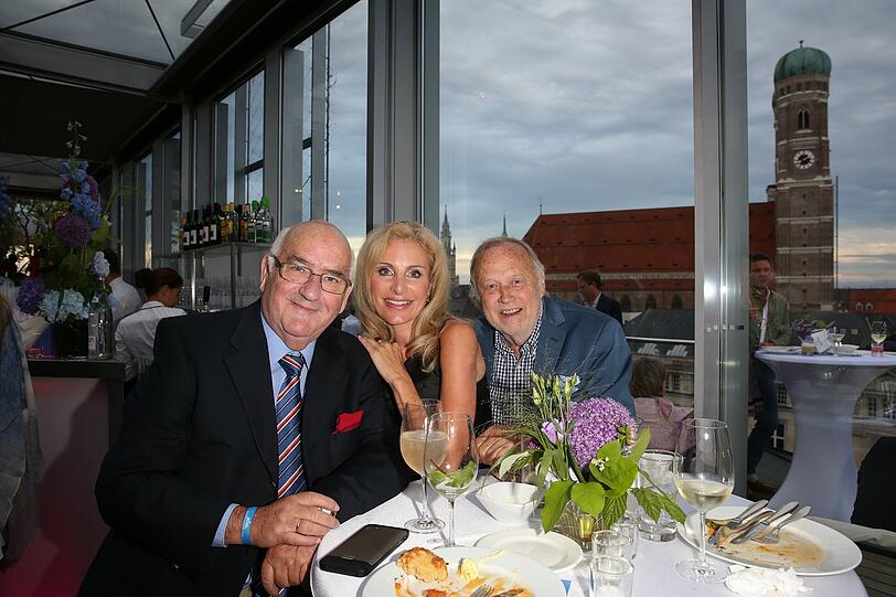 Prof. Dr. Dr. h. c. Werner Weidenfeld und Joseph Vilsmaier mit Lebensgefährtin Birgit Muth