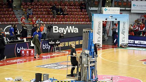 Nasser Audi Dome: Mit Hochdruck arbeiten die Techniker an der defekten Heizungspumpe am Dach der Halle. Bis zum Finale Bayern gegen Berlin soll alles wieder trocken sein.
