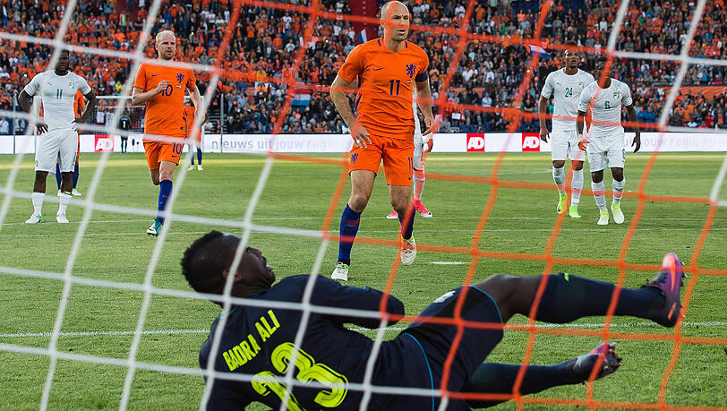 Bayern-Star Arjen Robben traf für die Niederlande per Elfmeter gegen die Elfenbeinküste. Bayern-Star Arjen Robben traf für die Niederlande per Elfmeter gegen die Elfenbeinküste.