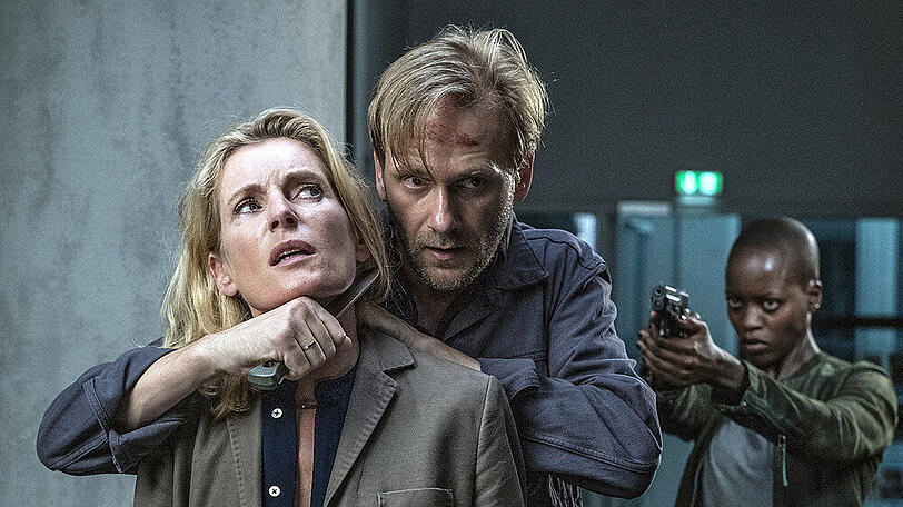 Charlotte Lindholm (Maria Furtwängler, li.) wird von Benno Vegener (Matthias Lier) bedroht - Anais Schmitz (Florence Kasumba) zieht die Waffe