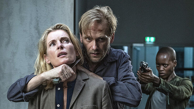 Charlotte Lindholm (Maria Furtwängler, li.) wird von Benno Vegener (Matthias Lier) bedroht - Anais Schmitz (Florence Kasumba) zieht die Waffe Charlotte Lindholm (Maria Furtwängler, li.) wird von Benno Vegener (Matthias Lier) bedroht - Anais Schmitz (Florence Kasumba) zieht die Waffe