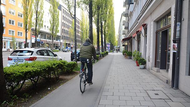 Auf der Lindwurmstraße soll der Radlweg nicht mehr neben dem Gehweg, sondern neben der Straße geführt werden. Auf der Lindwurmstraße soll der Radlweg nicht mehr neben dem Gehweg, sondern neben der Straße geführt werden.