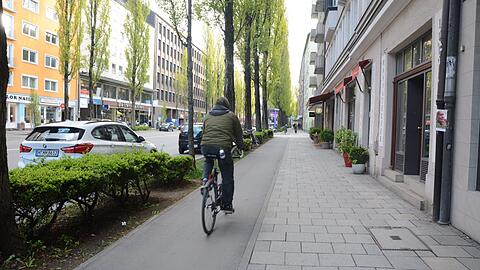 Auf der Lindwurmstraße soll der Radlweg nicht mehr neben dem Gehweg, sondern neben der Straße geführt werden.