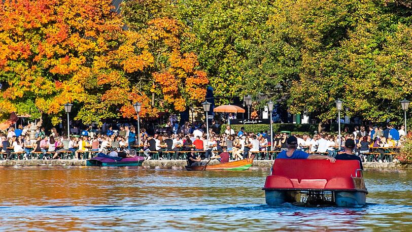 Der Kleinhesseloher See im Herbst 2019.