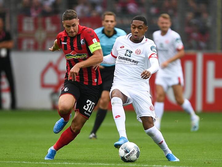 Der Freiburger Christian Günter (l) im Zweikampf mit Jean-Paul Boetius aus Mainz.