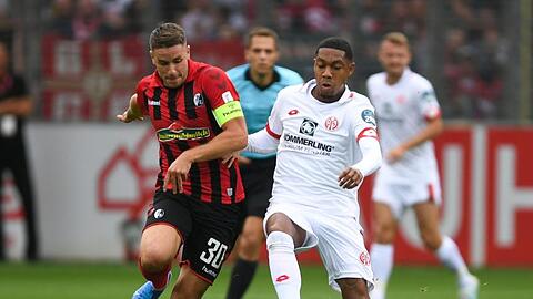 Der Freiburger Christian Günter (l) im Zweikampf mit Jean-Paul Boetius aus Mainz.
