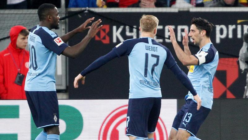 Kapitän Lars Stindl (r) steuerte zwei Tore zum Gladbacher Derby-Sieg in Düsseldorf bei. Kapitän Lars Stindl (r) steuerte zwei Tore zum Gladbacher Derby-Sieg in Düsseldorf bei.