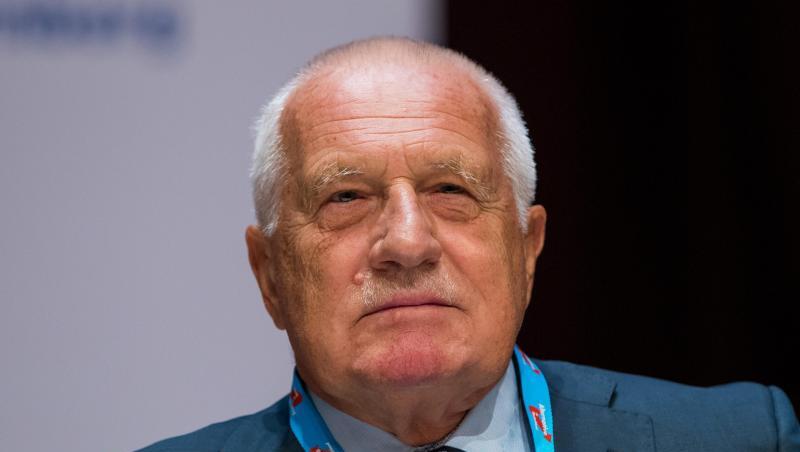 Der ehemalige tschechische Staatspräsident Vaclav Klaus sitzt während einer Veranstaltung der AfD Bayern auf der Bühne. Foto: Daniel Karmann/Archiv Der ehemalige tschechische Staatspräsident Vaclav Klaus sitzt während einer Veranstaltung der AfD Bayern auf der Bühne. Foto: Daniel Karmann/Archiv