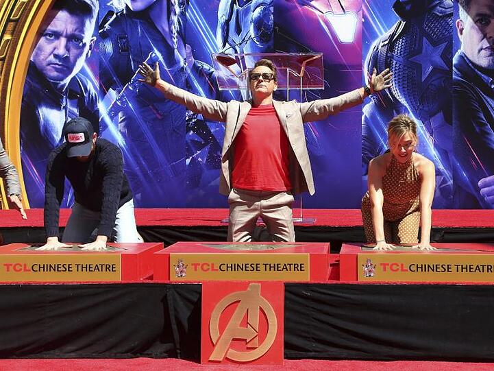 "Avengers"-Darsteller Chris Evans (l-r), Robert Downey Jr. und Scarlett Johansson, bei einer Hand- und Fußabdruckzeremonie im TCL Chinese Theatre.