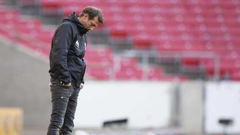 Augsburgs Trainer Markus Weinzierl reagiert unzufrieden.