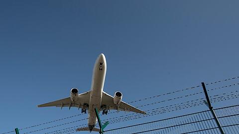 Ein Flugzeug bei der Landung.