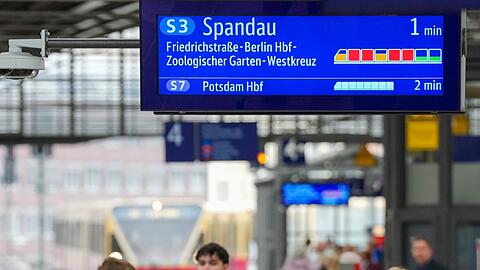 In Berlin informiert eine Anzeige über die Auslastung einer S-Bahn. (Archivbild)