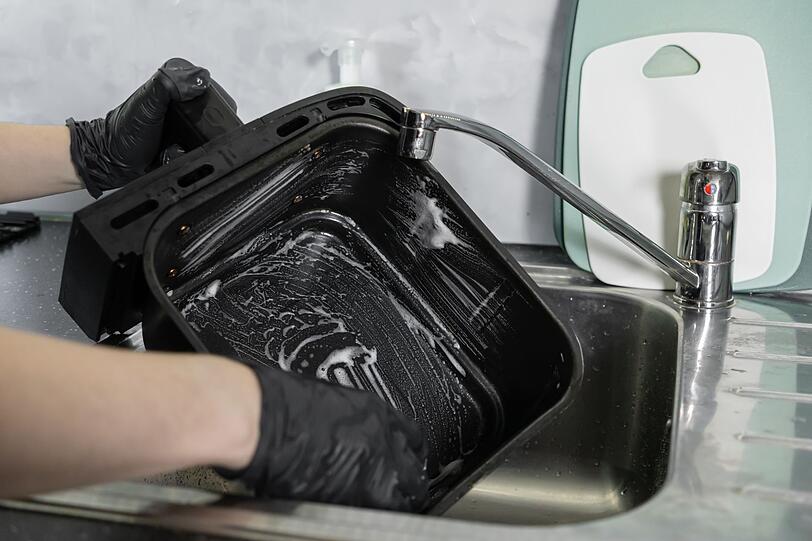 Korb, Rost und Eins&auml;tze sollten also nach jeder Nutzung gereinigt werden - idealerweise direkt nach dem Abk&uuml;hlen des Ger&auml;ts. So verhindern Sie, dass sich Fett und Speisereste festsetzen und Ger&uuml;che entstehen. Vor der Reinigung sollte der Airfryer vom Strom getrennt werden. Anschlie&szlig;end lassen sich Korb und Eins&auml;tze, je nach Modell, einfach herausnehmen und separat s&auml;ubern.