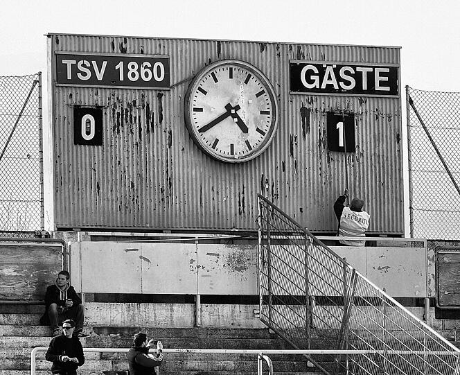 Das kleine Derby zwischen den Regionalliga-Teams des FC Bayern und des TSV 1860 München hat AZ-Sportchef Gunnar Jans für einen kleinen Streifzug durch das marode Grünwalder Stadions genutzt. Dort sind ihm beachtliche Motive untergekommen. Sehen Sie die Aufnahmen in der Bilderstrecke!