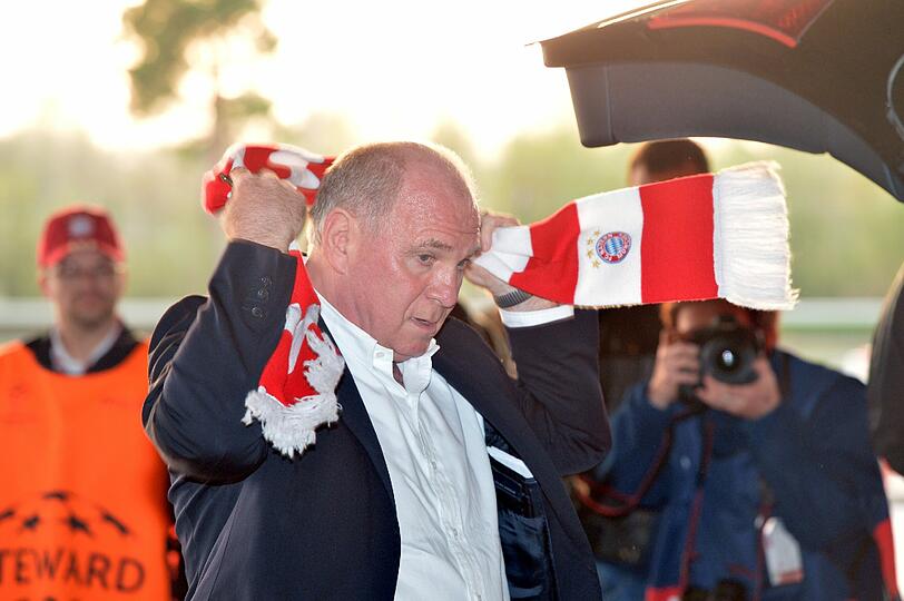 Hoeneß legt sich den Bayern-Schal um.