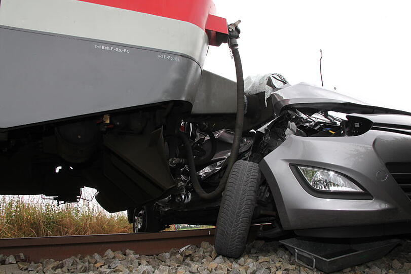 Bei einem schweren Unfall mit einem Regionalzug ist am Mittwochmorgen eine junge Autofahrerin ums Leben gekommen.