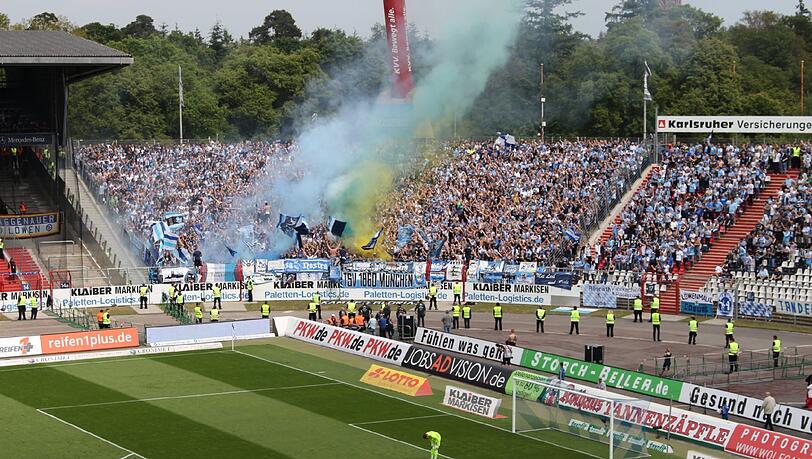 Die Bilder von der Pyro-Show der Löwen-Fans in Karlsruhe Die Bilder von der Pyro-Show der Löwen-Fans in Karlsruhe