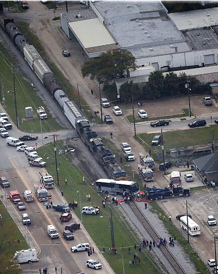 Einsatzkräfte arbeiten an einer Unfallstelle am 07.03.2017 in Biloxi, USA, nachdem ein Bus mit einem Zug kollidiert war.
