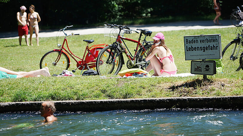 "Baden verboten - Lebensgefahr": Trotzdem schwimmt ein Mann im Eisbach.