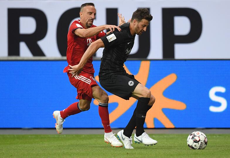 FRANCK RIBÉRY - NOTE 2: Letzte Saison auch für ihn? Auch in der zwölften Spielzeit noch ein Gewinn. Ging mit Vollspeed über links auf die Eintracht-Abwehr los, zog dabei wie Robben immer wieder in die Mitte &ndash; so agiert Bayern variabler.
