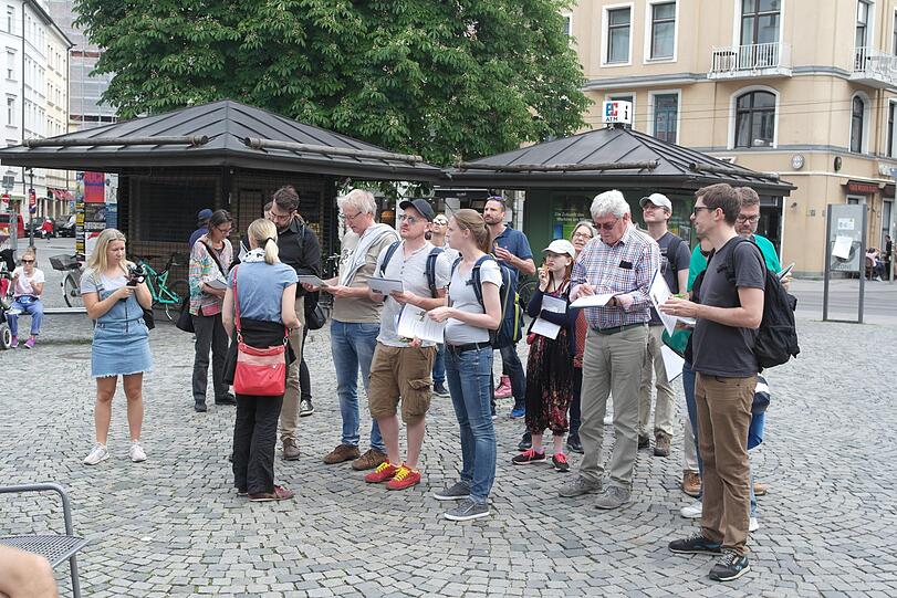 Stadtrallye-Teilnehmer am Wiener Platz.