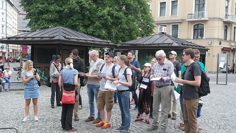 Stadtrallye-Teilnehmer am Wiener Platz.