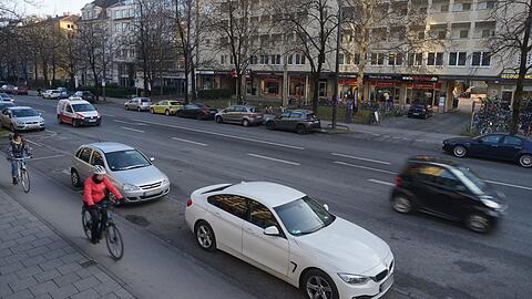 Viel Platz für Autos, relativ wenig für Radler. Wie wird die Nymphenburger Straße in Zukunft gestaltet sein?