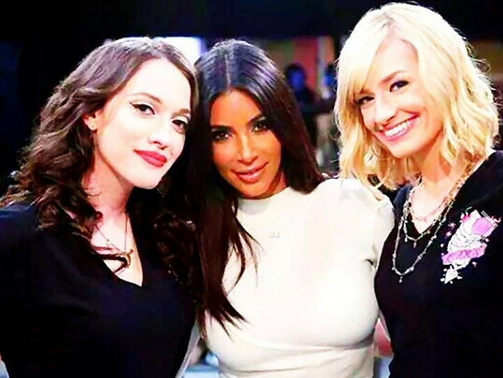 Kim Kardashian am Set von "2 Broke Girls"