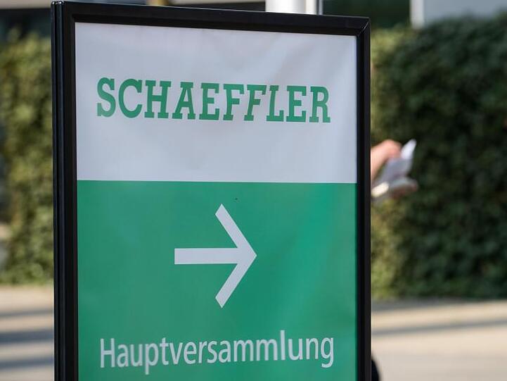 Ein Wegweiser zur Hauptversammlung der Schaeffler AG ist zu sehen. Foto: Daniel Karmann/Archivbild