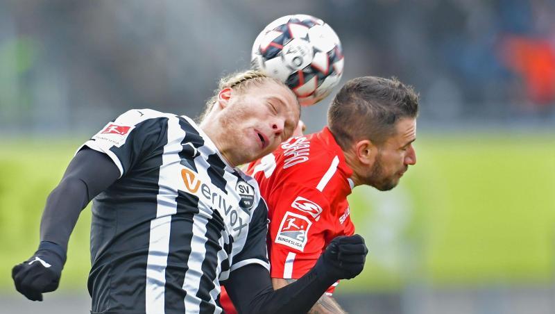 Sandhausens Jesper Verlaat (l) und Regensburgs Marco Grüttner kämpfen um den Ball. Foto: Uwe Anspach Sandhausens Jesper Verlaat (l) und Regensburgs Marco Grüttner kämpfen um den Ball. Foto: Uwe Anspach